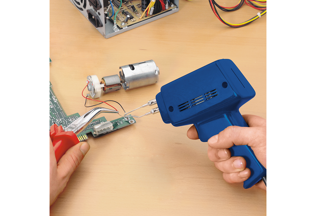 Απεικονίζεται η χρήση του κολλητηριού σε τσιπάκι.